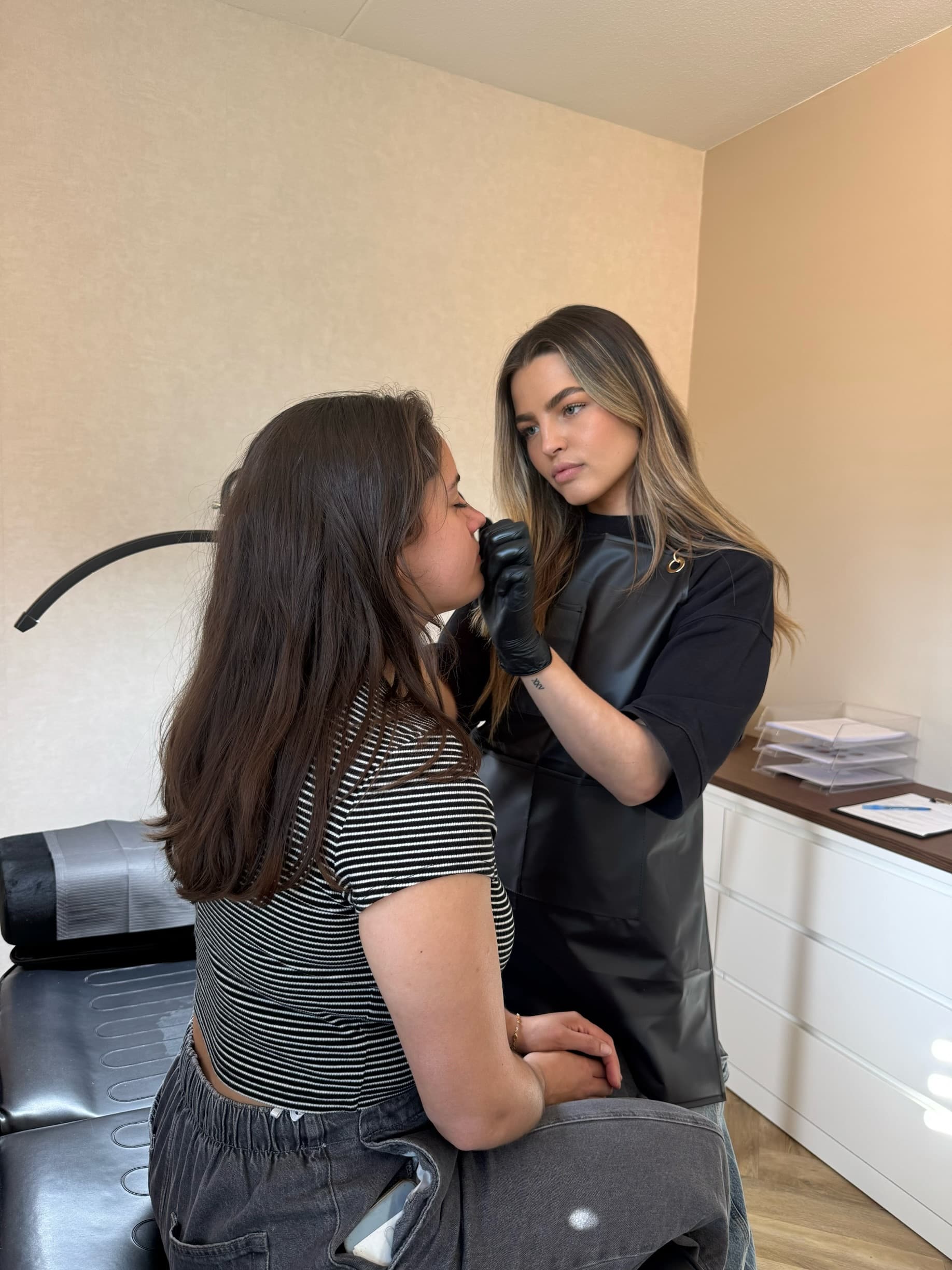 Powder brows-specialist Cis in haar salon in Huizen